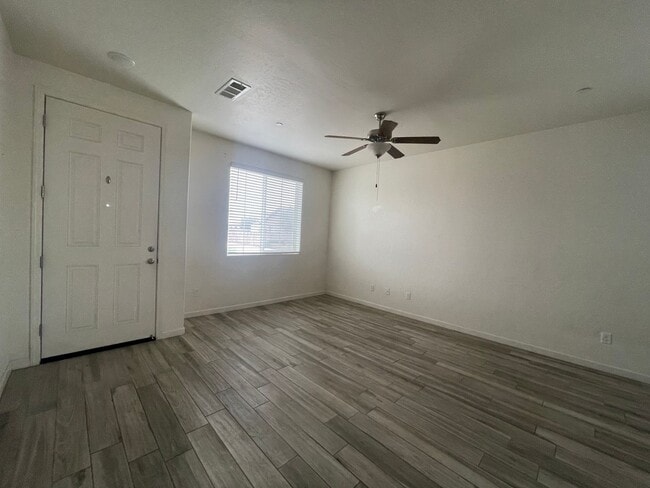 Building Photo - Newer home in gated community in Visalia