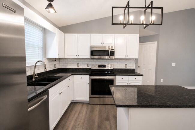 Building Photo - Updated 3BR/2BA Solar Home with No Carpet, Granite Countertops, Stainless Appliances & Spacious B...