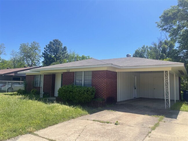 Building Photo - Rent Ready 3 Bedroom brick home in west Sh...