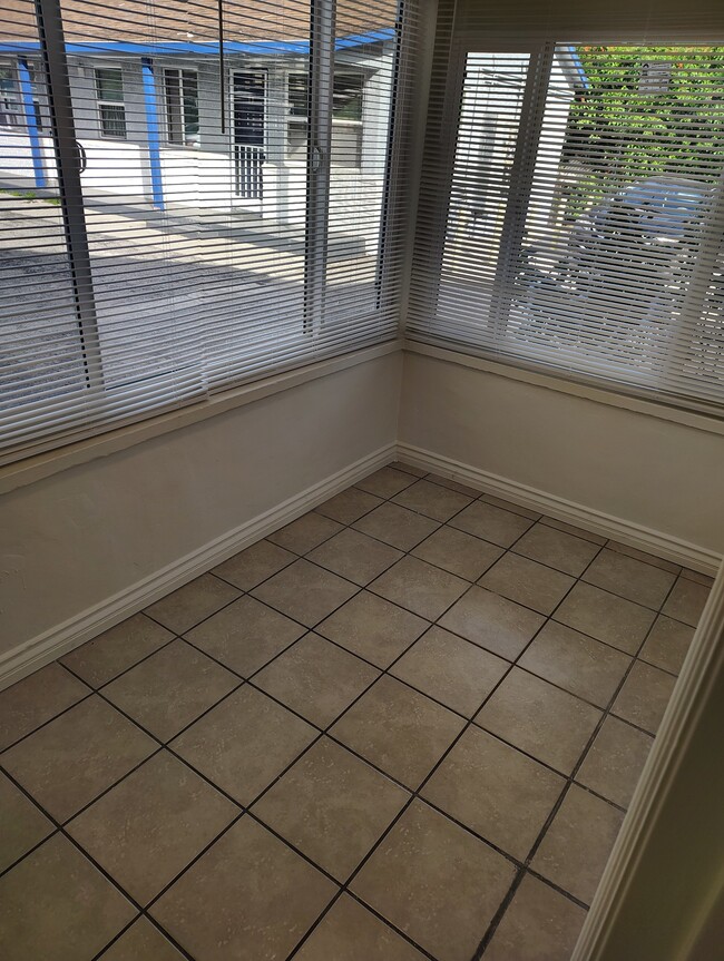 Building Photo - 818 E Rte 66