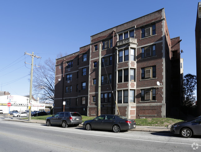 Building Photo - Pine Court