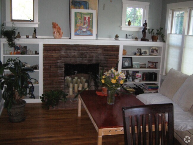 Building Photo - 327 Maple Street