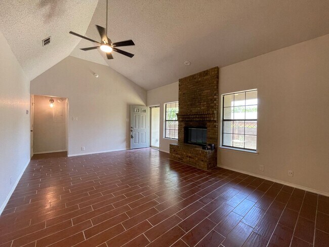 Foto del edificio - AVAILABLE NOW 2 BED 2 BATH TOWNHOME IN CLE...