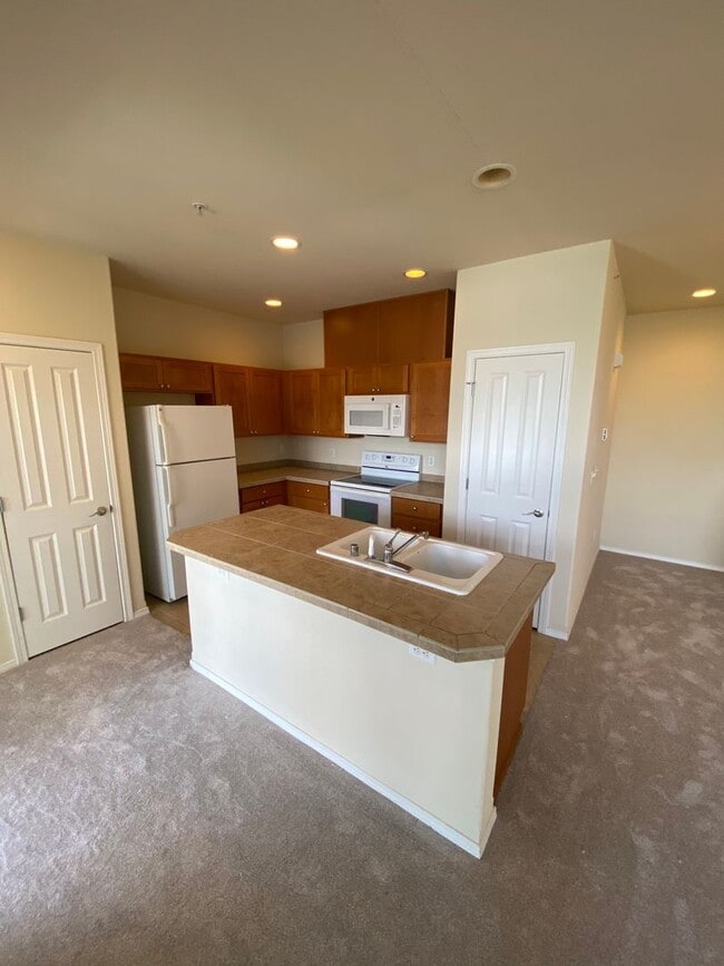 Building Photo - 2030 Garry Oaks Avenue Unit C