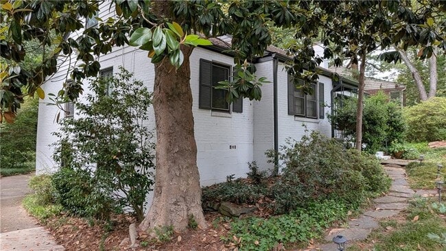 Building Photo - 4300 Rickenbacker Way NE