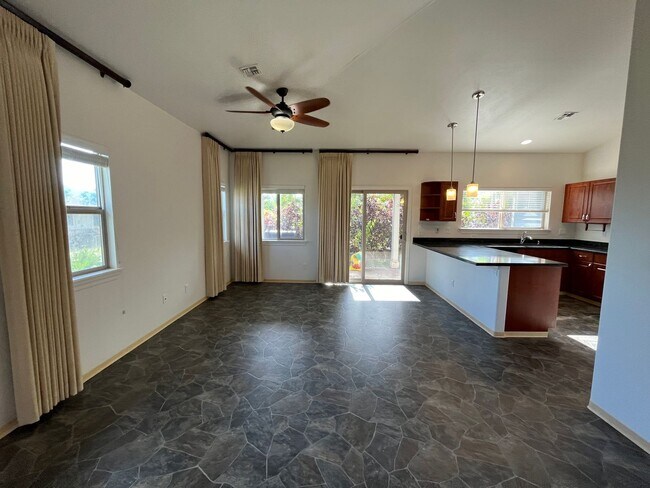 Building Photo - Kahiwelo (Makakilo) - 3 bedrooms, 2 bathroom, Central A/C, Garage