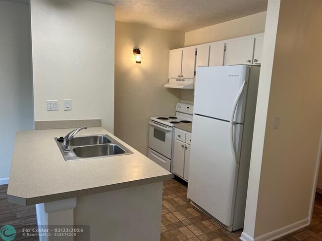 Building Photo - 2771 Riverside Dr