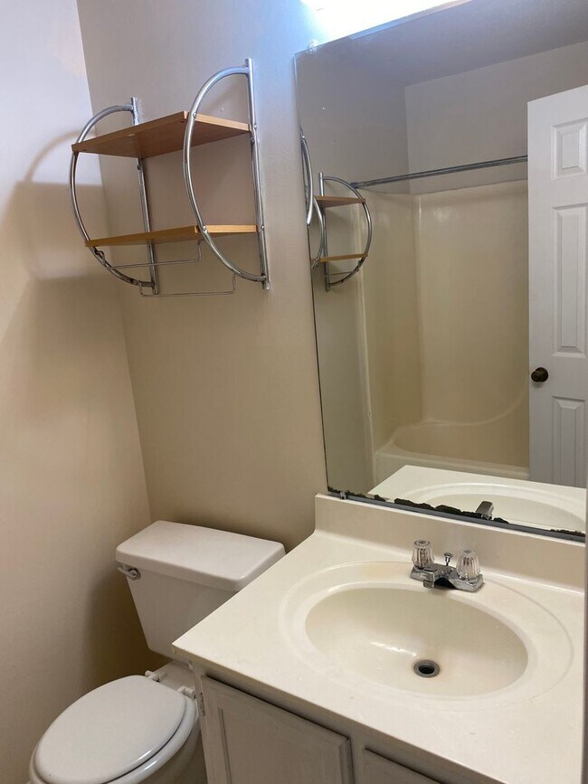Building Photo - *** Move in Ready ***