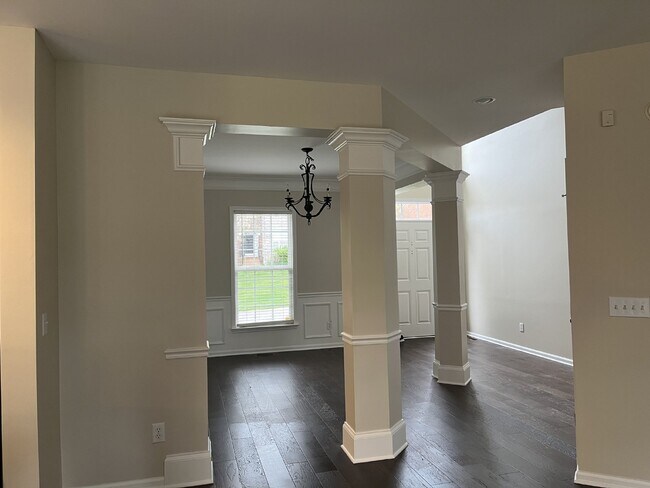 Building Photo - Spacious 5 Bed, 2.5 Bath Home in Henderson...