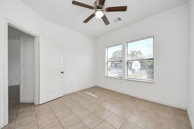 Foto del edificio - 4303 Oak Ridge Dr