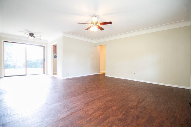 Foto del edificio - 3001 Edgebrook Dr