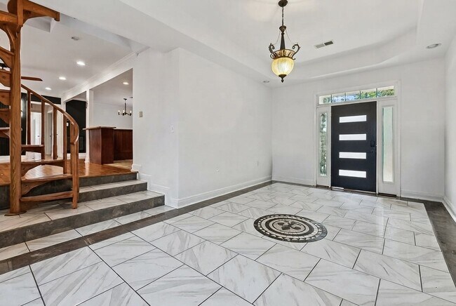Foto del edificio - 2135 Mirabeau Ave