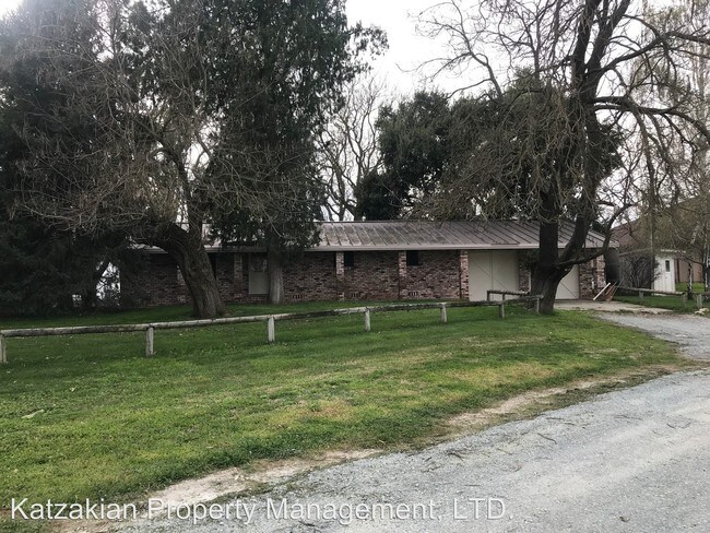 Building Photo - 3215 Dierssen Rd
