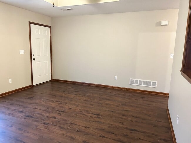 Building Photo - 2 Bed Single Level Duplex in Grain Valley