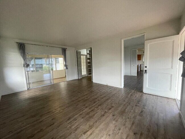 Building Photo - LILIHA STREET 3/2/2 Enclosed Lanai, W/D, D/W