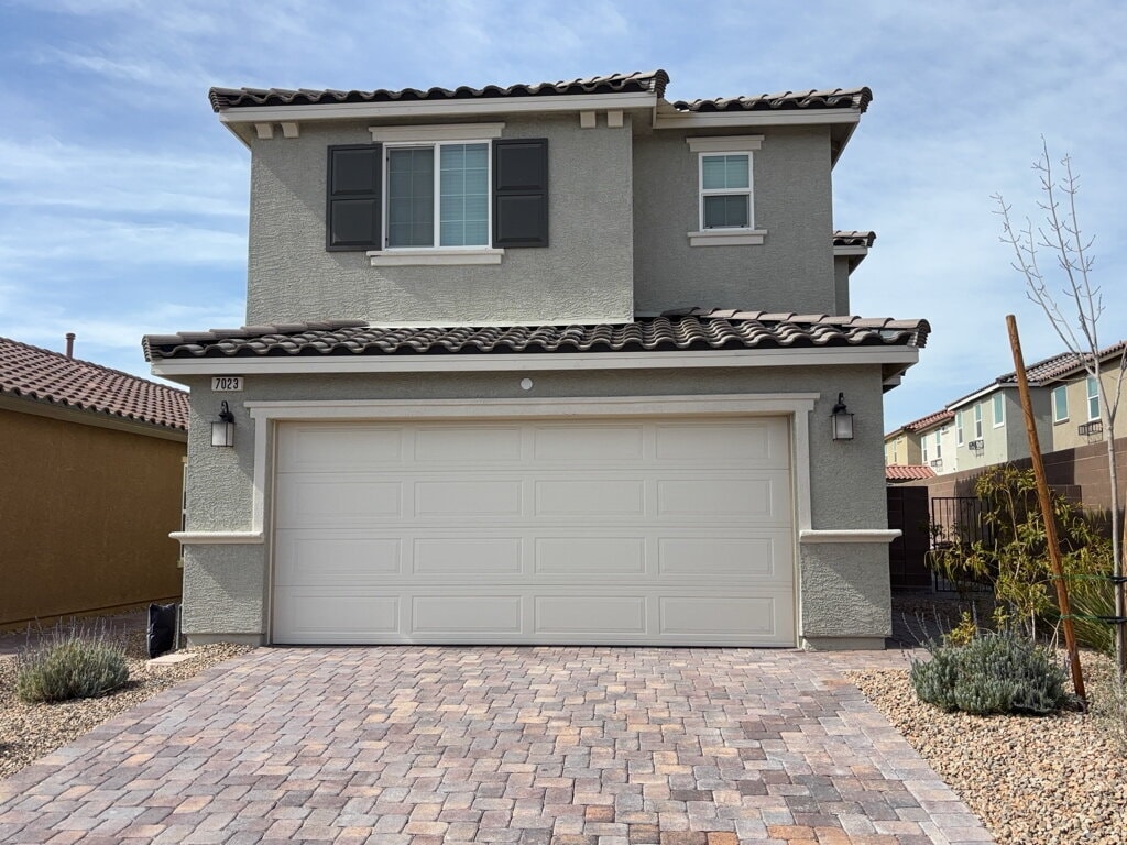 Building Photo - Beautiful two-story home with a bright open floor plan and modern finishes throughout. The spacio...