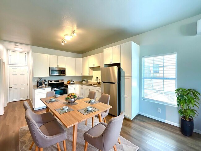 Foto del edificio - MUST SEE! Charming 2 Bedroom, 1 Bath Duple...