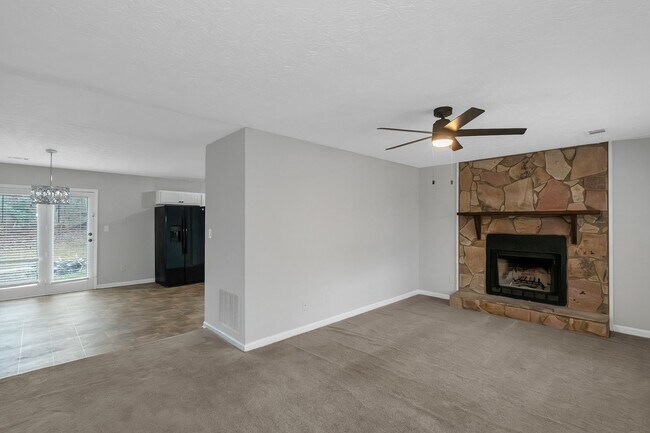 Foto del edificio - 321 Summerwood Ln