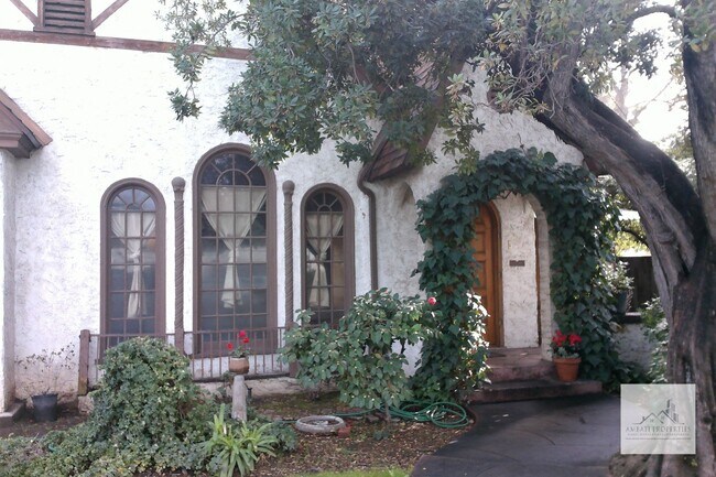 Foto del edificio - Beautiful 3 Bedroom home located in the Hi...