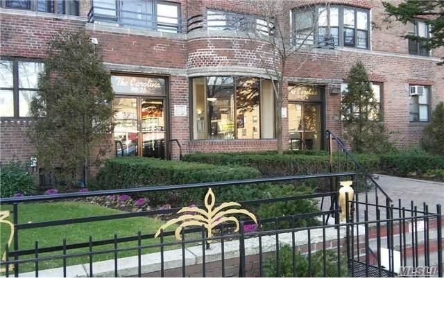 Foto principal - 9876 Queens Blvd