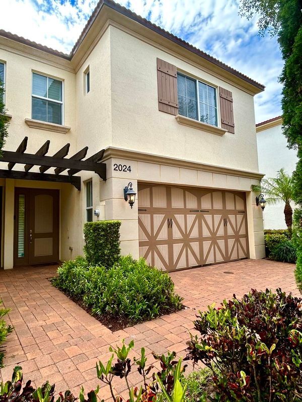 Foto principal - 2024 Foxtail View Ct