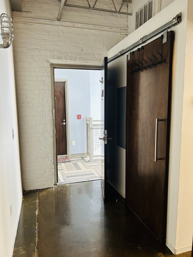 Foto del edificio - Downtown Living: 1 Bdrm/1 Bath Condo in Fulton Motor Lofts with reserved parking! Available Now!