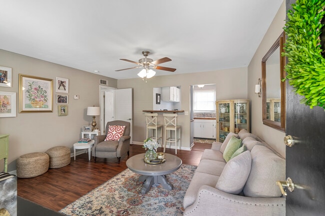 Building Photo - 811 Colony Dr