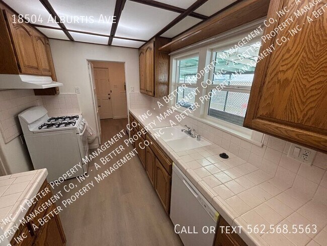 Foto del edificio - 18504 Alburtis Ave