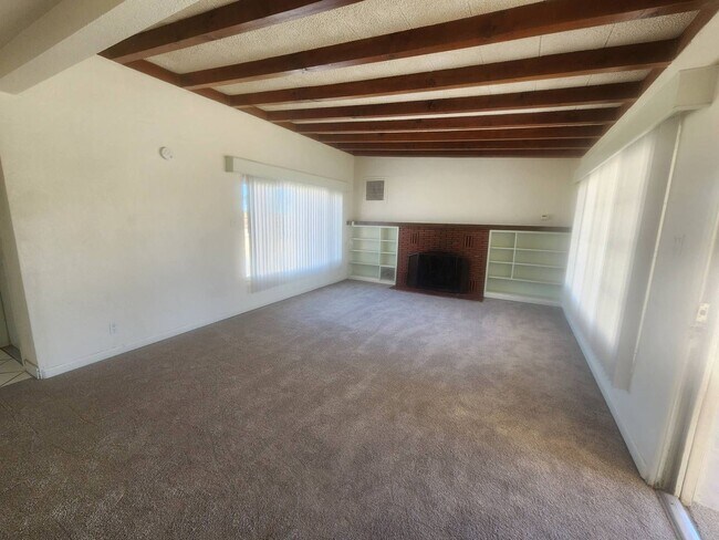 Foto del edificio - Spacious 3 Bedroom 2 Bath Home