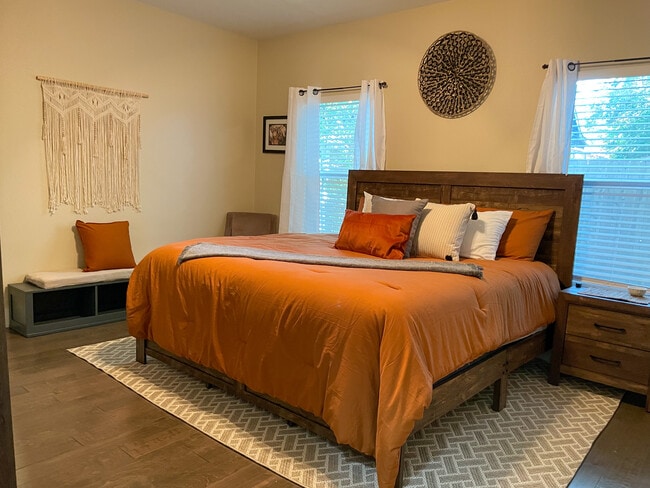 Dormitorio principal con cama king. - 422 S Olive St