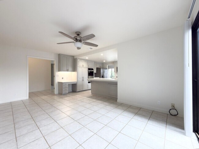 Building Photo - Centrally Located Single Level in Oceanside!