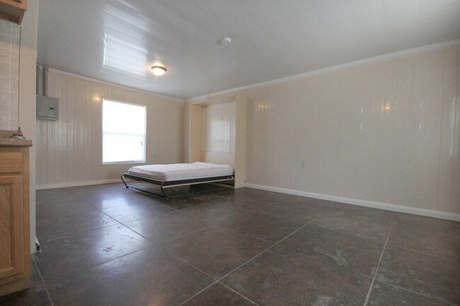 Building Photo - 6 8th St