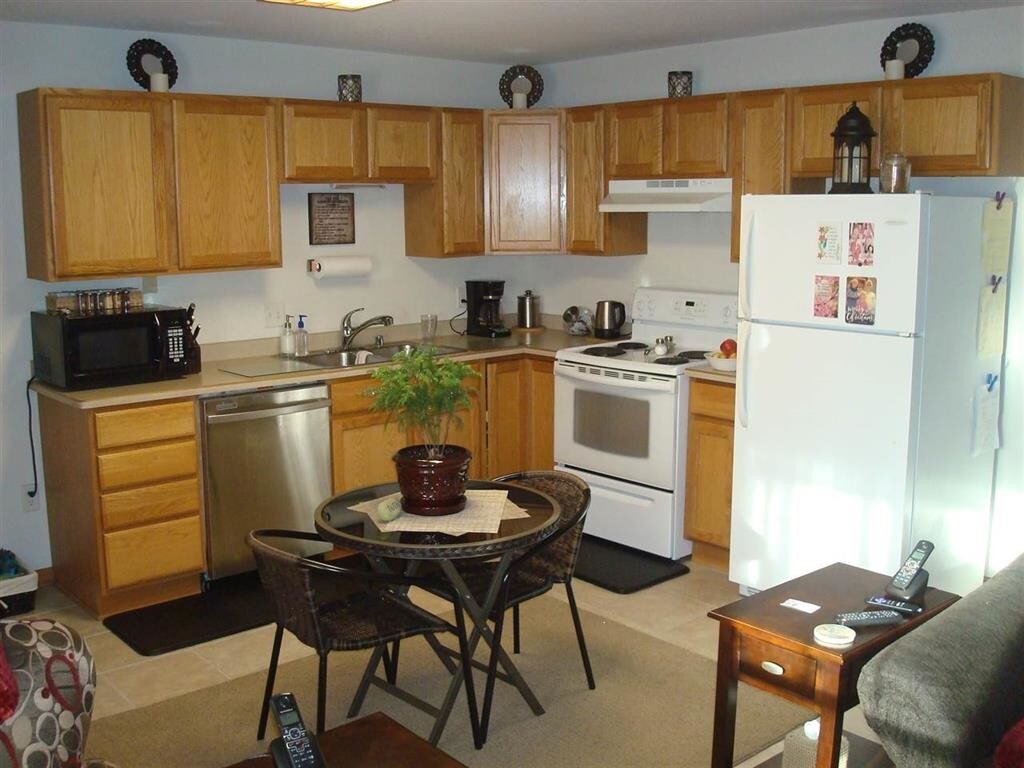 Building Photo - 1200 Silver Dr