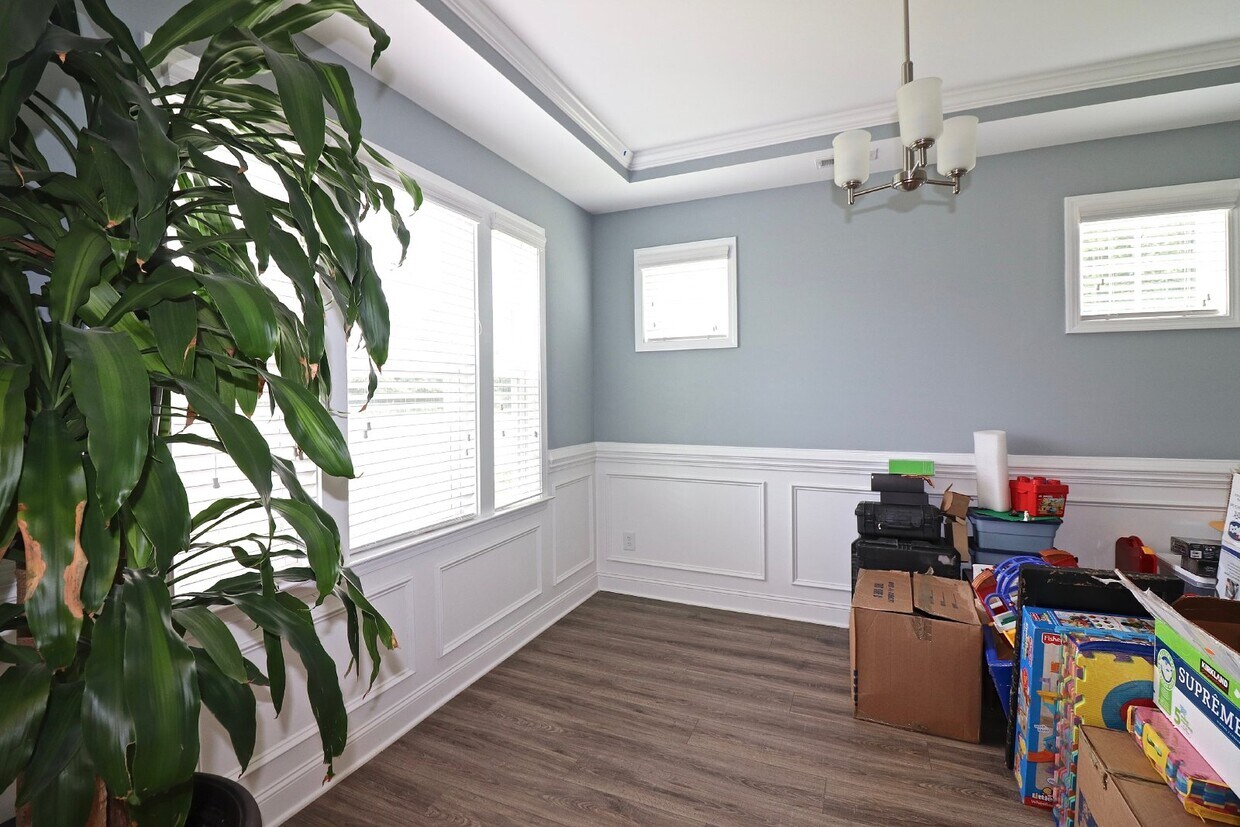 Foto principal - "Spacious 4-Bedroom Gem with 3.5 Baths and...