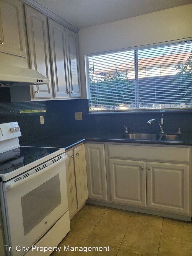 Building Photo - 3 br, 1.5 bath House - 42965 Corte Verde