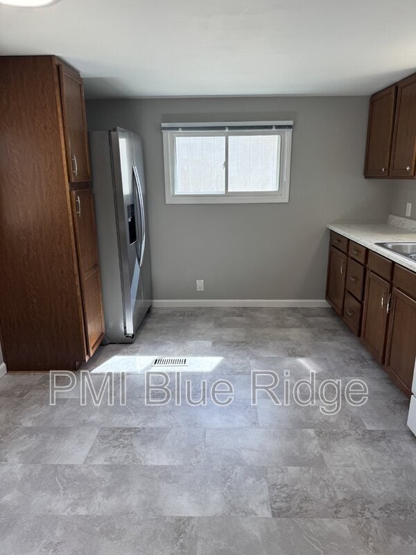 Building Photo - 210 Markley Dr