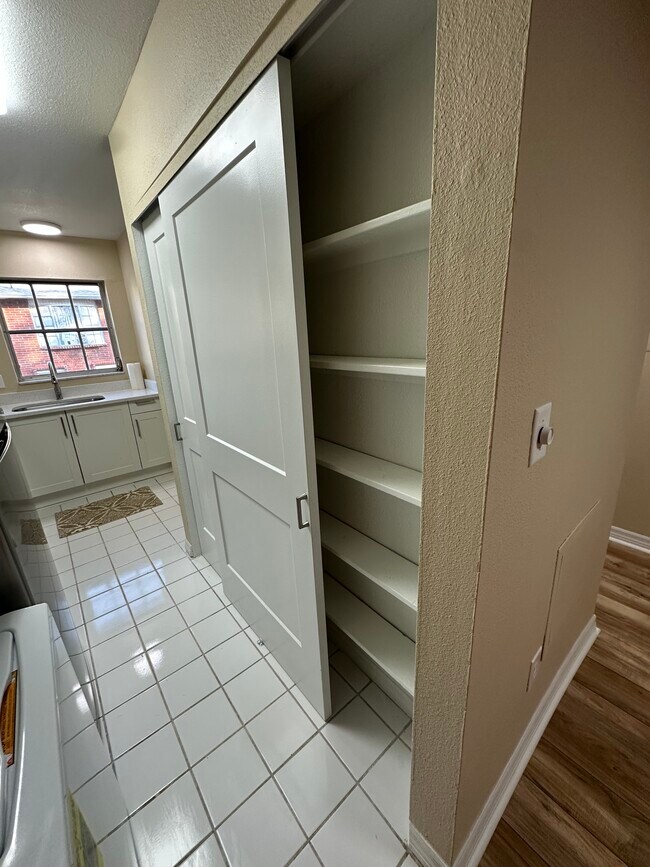 Building Photo - 621 W Indiana Ave