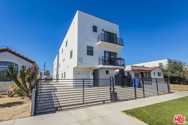 Foto del edificio - 1923 Carmona Ave