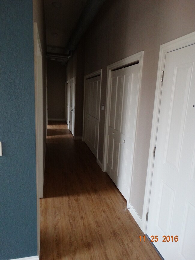 Foto del edificio - 211 E 2nd St