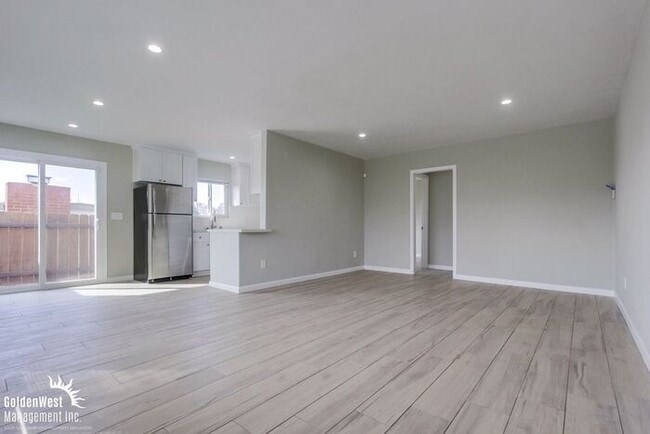 Building Photo - Remodeled 2Bdm 1Ba Duplex in the Heart of ...