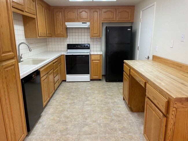 Building Photo - 2148 Meadow View Pl
