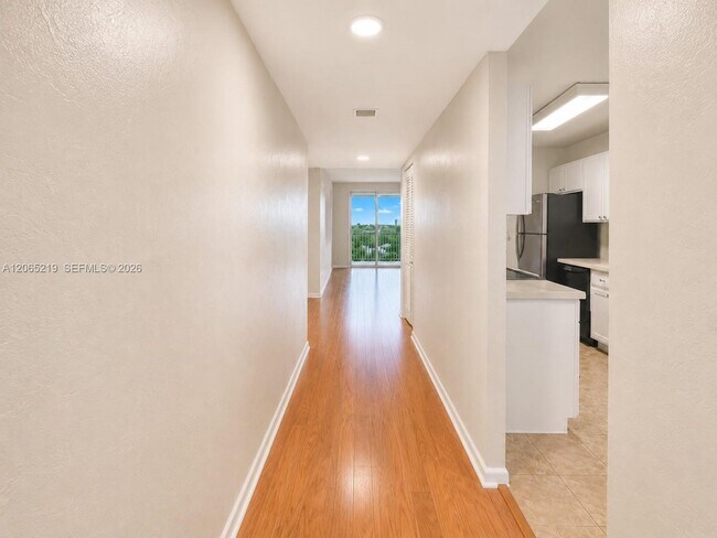 Building Photo - 250 Jacaranda Dr