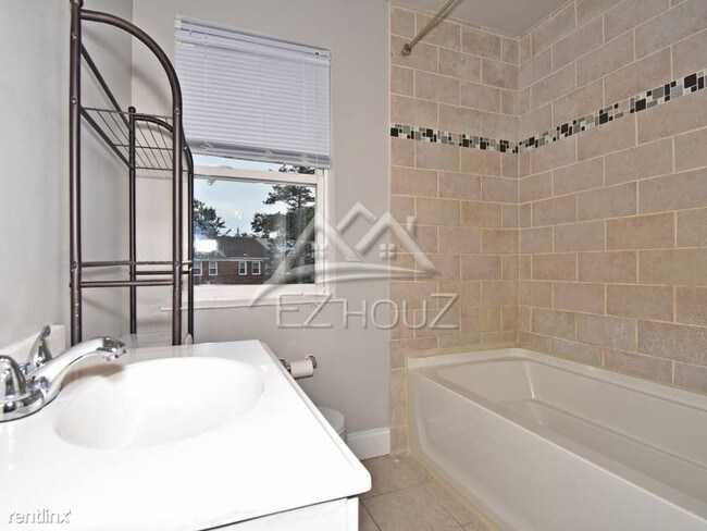 Building Photo - 3 br, 1.5 bath Apartment - 5634 Alhambra Ave