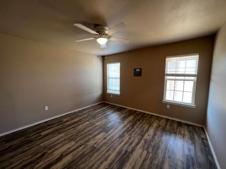 Foto principal - 2401 N Ave N