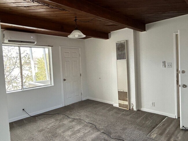 Building Photo - 590 Denslowe Dr