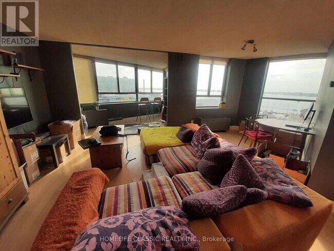 Photo du bâtiment - 250 Queens Quay W