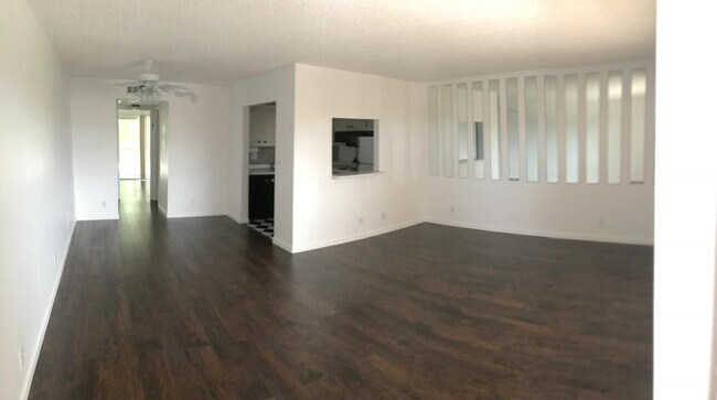 Foto del edificio - 700 Village Green Ct