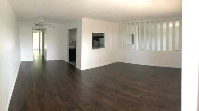 Building Photo - 700 Village Green Ct