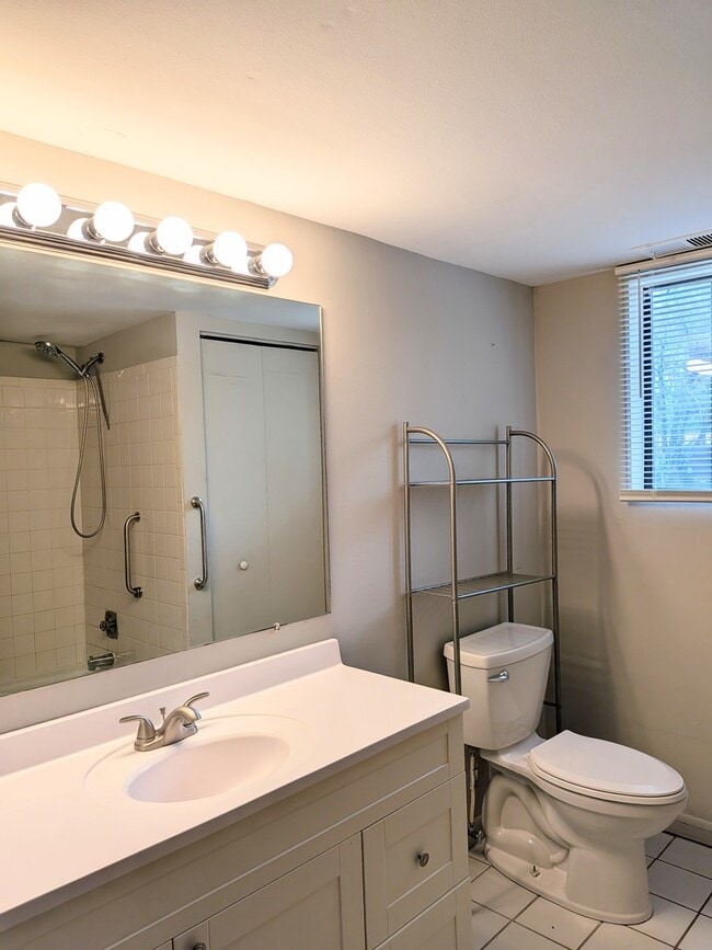 Building Photo - 9817 Treetop Dr
