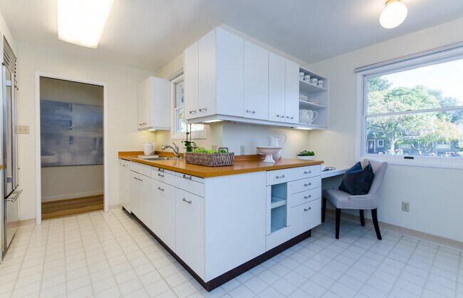 Building Photo - Lovely South Los Altos Home w/ Gardener's ...